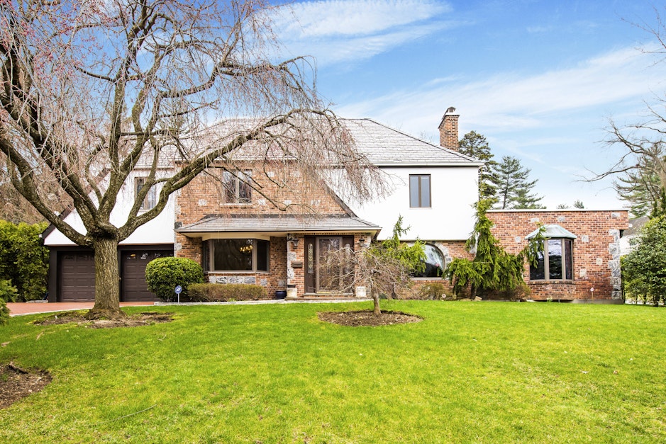 34 Knickerbocker Road, Manhasset, NY 11030, Presented by Rosalyn Meyer